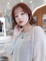 似合わせ大人可愛いグレージュカラー斜めバングショートボブ