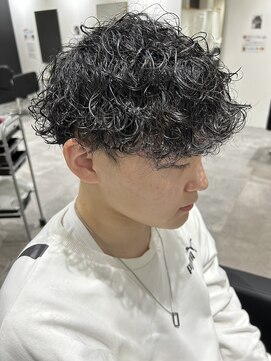 ヒュイル バイ ニアウ(Hwyl by Niau) メンズマッシュパーマ波巻スパイラルパーマニュアンスパーマ眉毛