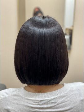 アンジュール コロレ(1//jour colore) クセの強さや状態に合わせ部分的に薬剤を変えた縮毛矯正で艶ボブ