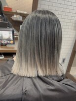 エラ(ELLA)&nbsp;バレイヤージュ×切りっぱなしボブ　ホワイトベージュ　ブリーチ