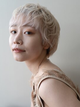 ピズム(PISM) ホワイトブリーチ/ハイトーンショート/ブロンドヘア