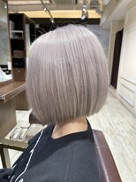 シェリー(Che'ri)&nbsp;前下がりボブ/ダブルカラー/ブリーチ/シルバーグレージュ/和田