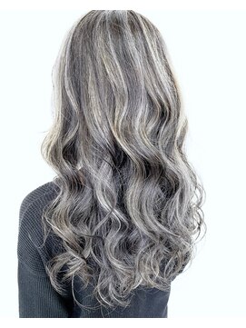 トリニティ(trinity) 【trinity豊見城】ホワイトシルバーバレイヤージュカラーグラデ