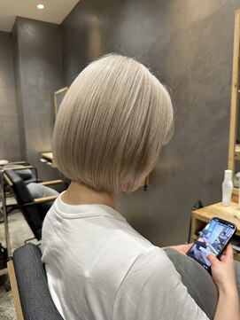 アイニティ(Inity) 透明感ホワイトベージュショートボブ