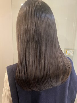 暗髪カラーでも重たく見えすぎない！グレージュカラー