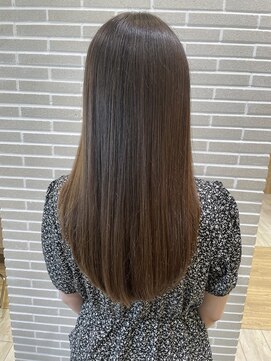 潤いたっぷりストレートヘア