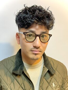 プリストオオサカ(PRIST OSAKA)の写真/強めカールが人気の《スペインカール》に眉毛を整えることで色気のある大人男子に！[心斎橋/メンズカット]