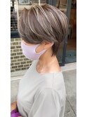 ハンサムショート×ホワイトベージュハイライトカラー