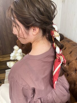 ブローフィー(Blowfy) 【 Blowfy 】結婚式 編みおろし スカーフ ヘアアレンジ