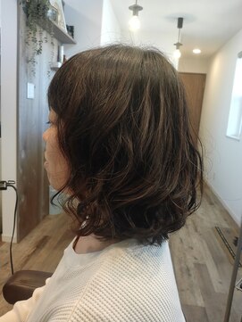 エニシ(Enishi) 外ハネロブのパーマスタイル