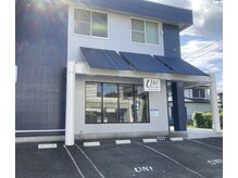 ユニ (UNI)の雰囲気（お店、側面、正面に駐車場6台あります！平成駅から徒歩4分です。）