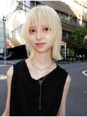 ホワイトブロンドミディアムボブ