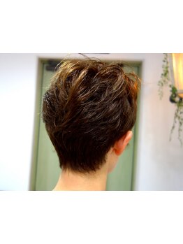 乾いた状態の癖やボリュームなど繊細な動きを掴みながら丁寧にCut♪圧倒的なカット技術で再現性高いStyleに