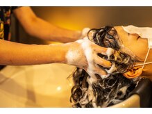 フルフラットなシャンプー台で首の負担なく癒しの頭皮マッサージ