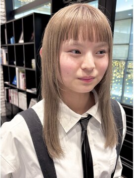 エン(YENN) ミルクティベージュ　ブリーチカラー　レイヤーカット