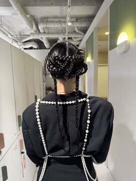 ムーム(Momb) 個性的ヘアアレンジ