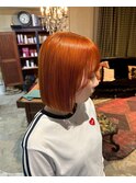 鮮やかオレンジの艶カラー切りっぱなしボブレイヤーハイトーン