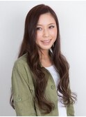 ラフなウェーブで大人カジュアルスタイル