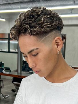 ニコ トウキョウ ロジック(nico TOKYO Logic) 極道パーマホワイトメッシュフェード短髪メンズ髪型