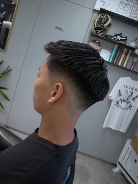 イントロバイフィーネ 渋谷(INTRO . by Fi-Ne) ロースキンフェード/クルーカット