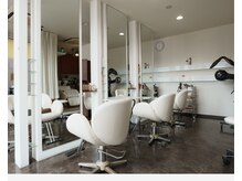 ヘアーサロン ニューヨーカー(Hair Salon New Yorker)の雰囲気(明るい日差しが差し込む店内。◎自然体で過ごせる空間)