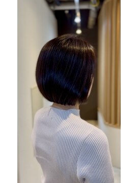 イゾラ(isola) 広がりやすい髪を自然にまとめる大人ボブ