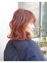 ピーロ(piilo)&nbsp;パキッとオレンジカラーにウェービーなスタイリングを◯