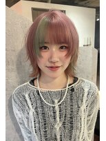 トリムバイエンヴィ(tlim by ENVY)&nbsp;ピンクカラーにペールグリーンのデザインカラー/ウルフカット