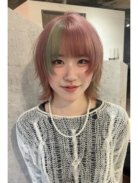 トリムバイエンヴィ(tlim by ENVY) ピンクカラーにペールグリーンのデザインカラー/ウルフカット
