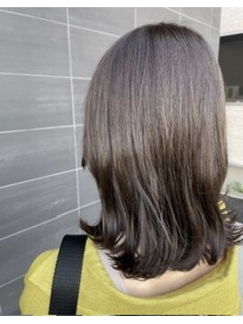 アチーブリス(achieve Liss) 暗髪ナチュラルツヤ髪グレージュ 外ハネレイヤーネオウルフ