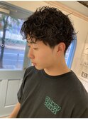 くせ毛を活かしたパーマ風スタイリングメンズショート刈り上げ
