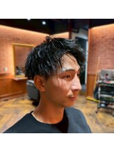 動きと立ち上がりで魅せるツイストパーマアップバングスタイル