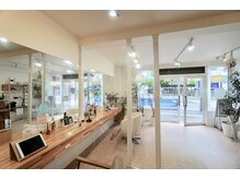 オーガニックヘアサロン ツリー(organic hair salon Tree)の雰囲気（白を基調に開放感のあるサロン！）