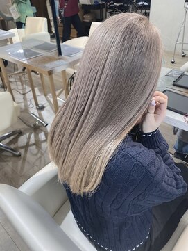 イロ(iiro) ペールベージュ/ハイトーン/ストレートヘア/MARINA