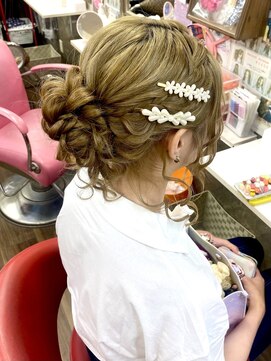 ヘアセットアップス(UP's) 『両サイド編み込みふんわりローアップシニヨンスタイル♪』