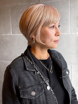 ハイトーンベージュ ショートボブ 30代 艶髪 ブリーチカラー