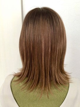 ラレジーナパルッキエーレ(La Regina Parucchiere) 人気のミディアムボブ【外ハネ】