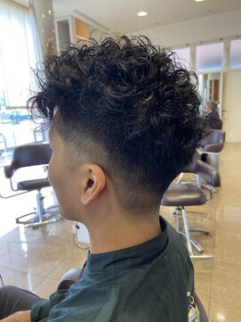 レッド(ReD) メンズ　フェード　強めパーマ