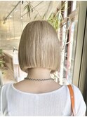 ブロンドベージュハイトーンダブルカラーケアブリーチミニボブ