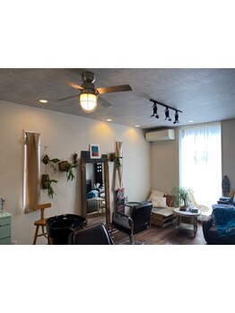 セット面1席の貸切空間。透明感抜群の艶カラー、ホームケア付き５STEPトリートメントも人気です♪