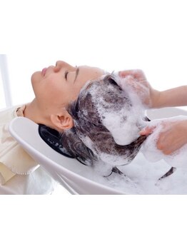 頭皮マッサージで血行促進*汚れをしっかり落とし頭皮から美しい健康な髪へ*リフトUP効果も[柳沢駅/学割U24]