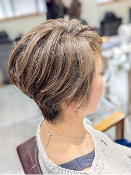 アオ(a-o) ショートが物語るキャリアウーマン