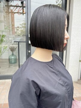 エラ(Ella) ぱつっとボブ