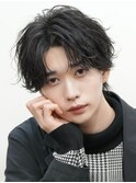 ニュアンス黒髪センターパートフェザーショート波打ちパーマ