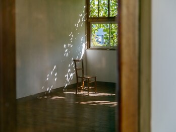 ヒト(H(y)to)の写真/うっとりと眠ってしまうほどの心地よさ。髪と心を整える、静かな癒しの時間。