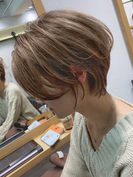 アヴァロン(AVALON) 30、40代にオススメ！立体感くびれショート×シャンパンカラー