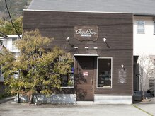 シュシュ(Chou Chou)の雰囲気（木目調の外観に、店舗前に広々とした駐車場4台分完備♪）