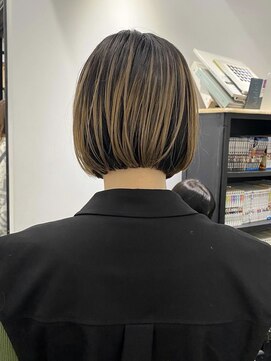 トナリ(tonari) 丸くならないボブ×コントラストルーツカラー