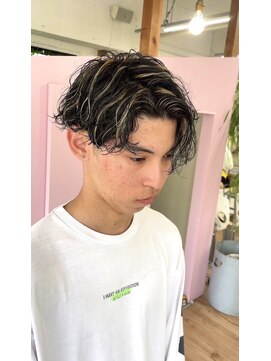 ハニー(HONEY) 縦落ちツイスパ/メンズメッシュ/岡崎メンズパーマ/フェード