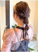 お呼ばれヘア　ヘアアレンジ　ポニーテール　編み込み　抜け感